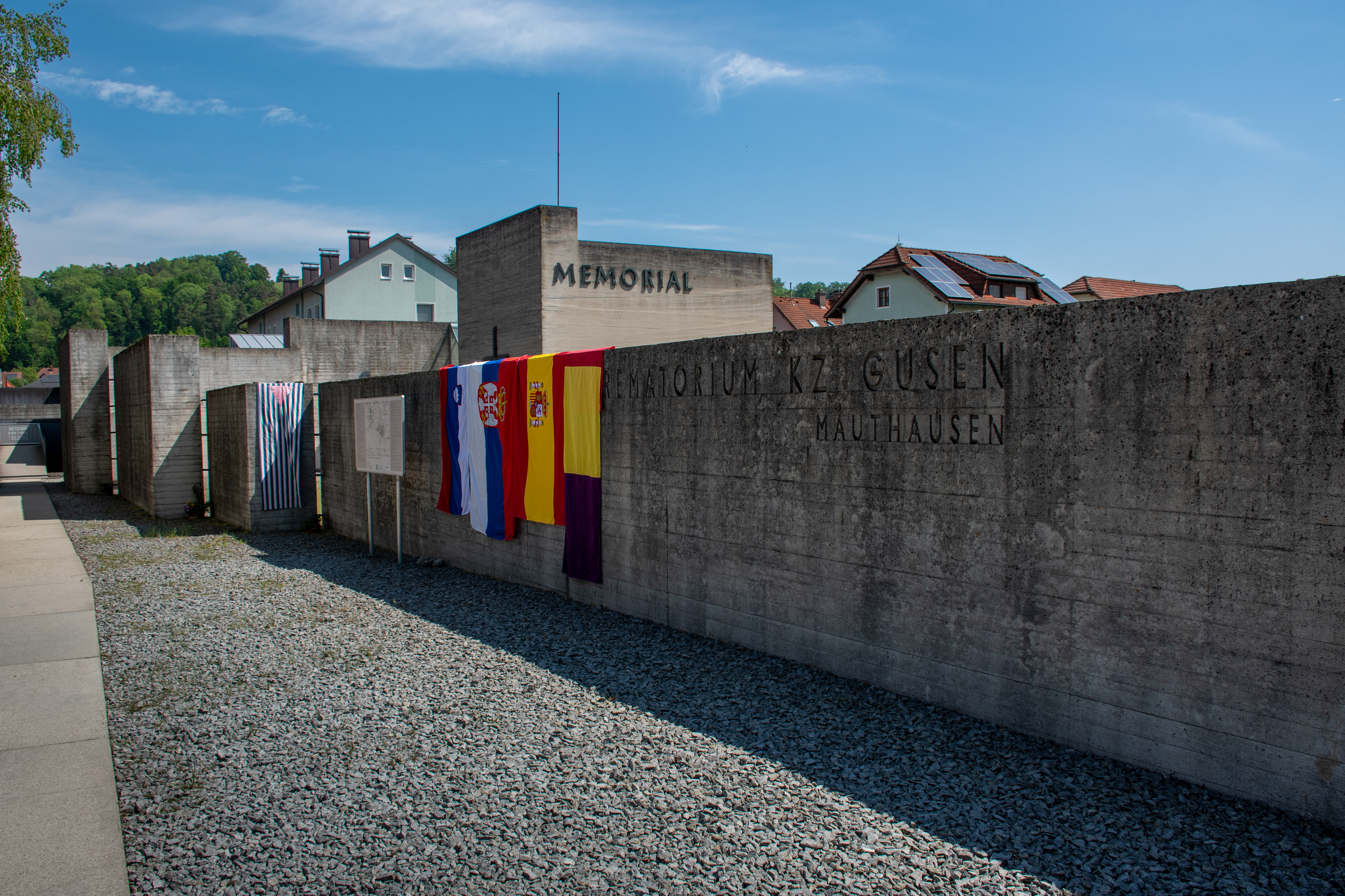 Memorial wall leading to the Gusen crematorium building